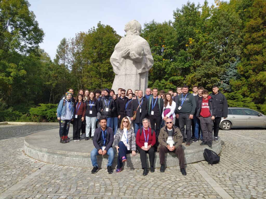 Gruppo Erasmus sotto la statua